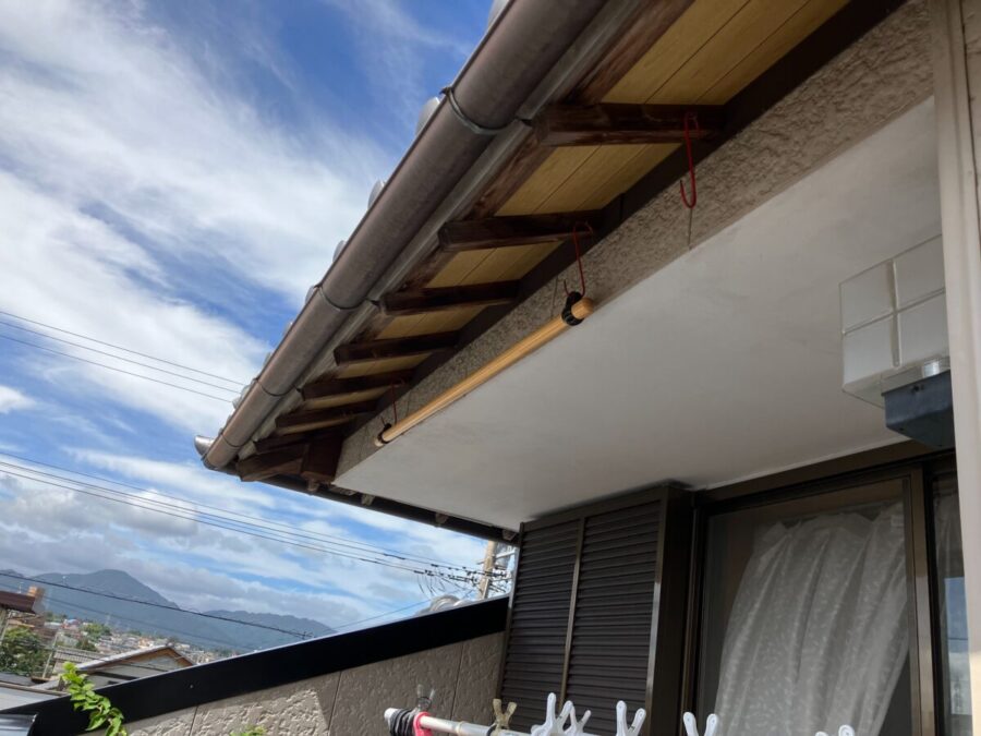 鮮やかなブルーの外観に刷新した外壁塗装／三重県松阪市／施工前／軒天井