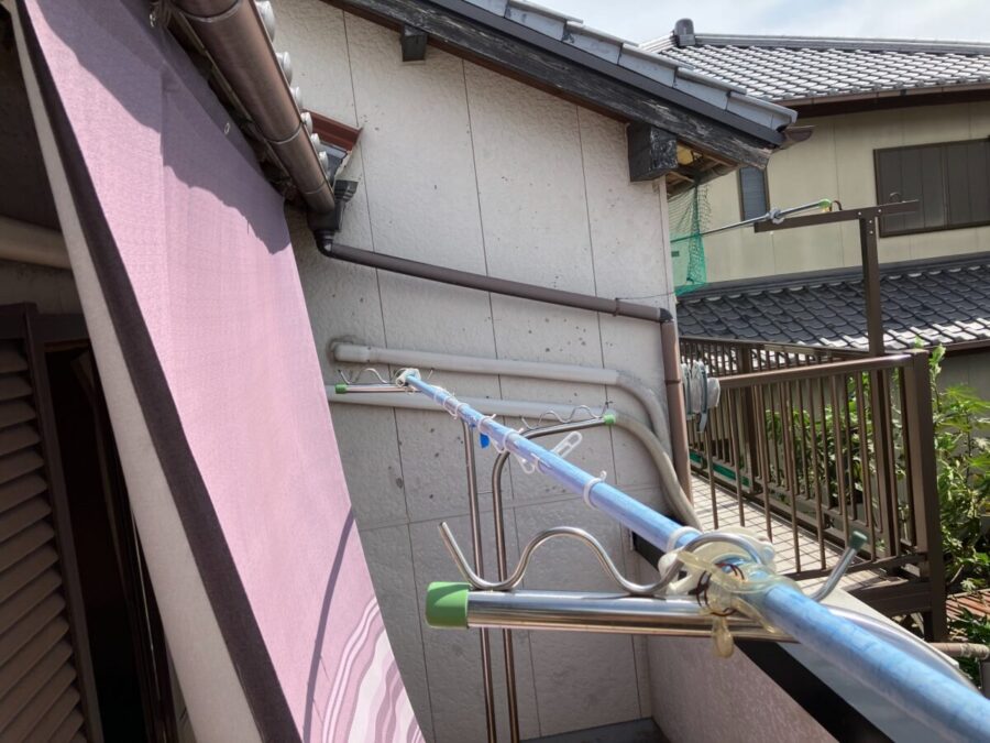 鮮やかなブルーの外観に刷新した外壁塗装／三重県松阪市／施工前／雨樋