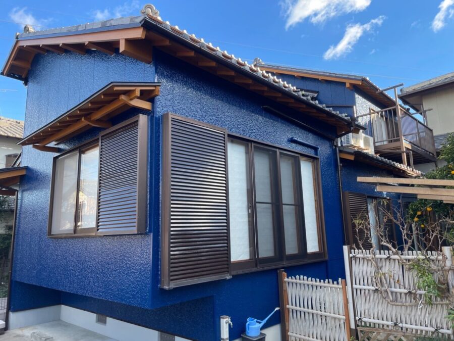 鮮やかなブルーの外観に刷新した外壁塗装／三重県松阪市／完成／外観