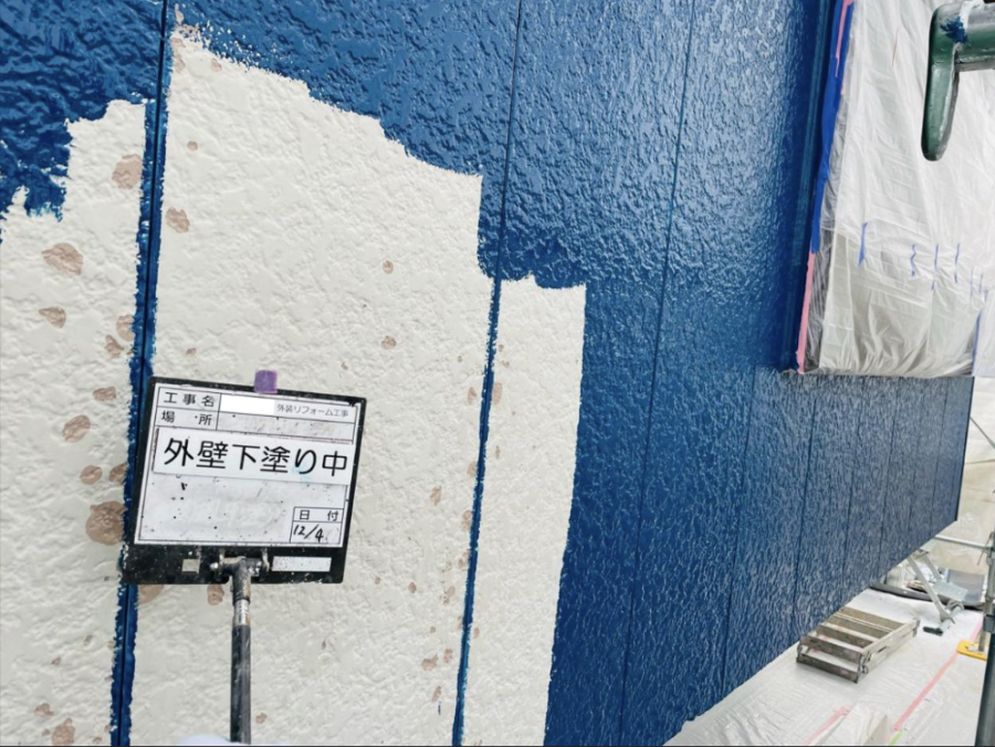 鮮やかなブルーの外観に刷新した外壁塗装／三重県松阪市／施工中／外壁下塗り／スーパームキコート