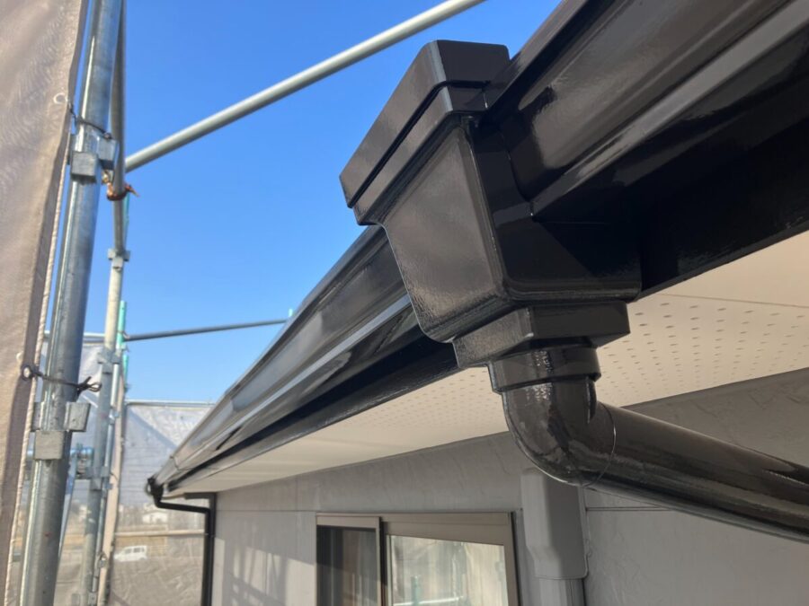耐久性20年のスーパームキコートで屋根外壁塗装。モダンな仕上がりに／松阪市小野江町／A様邸／完成／雨樋
