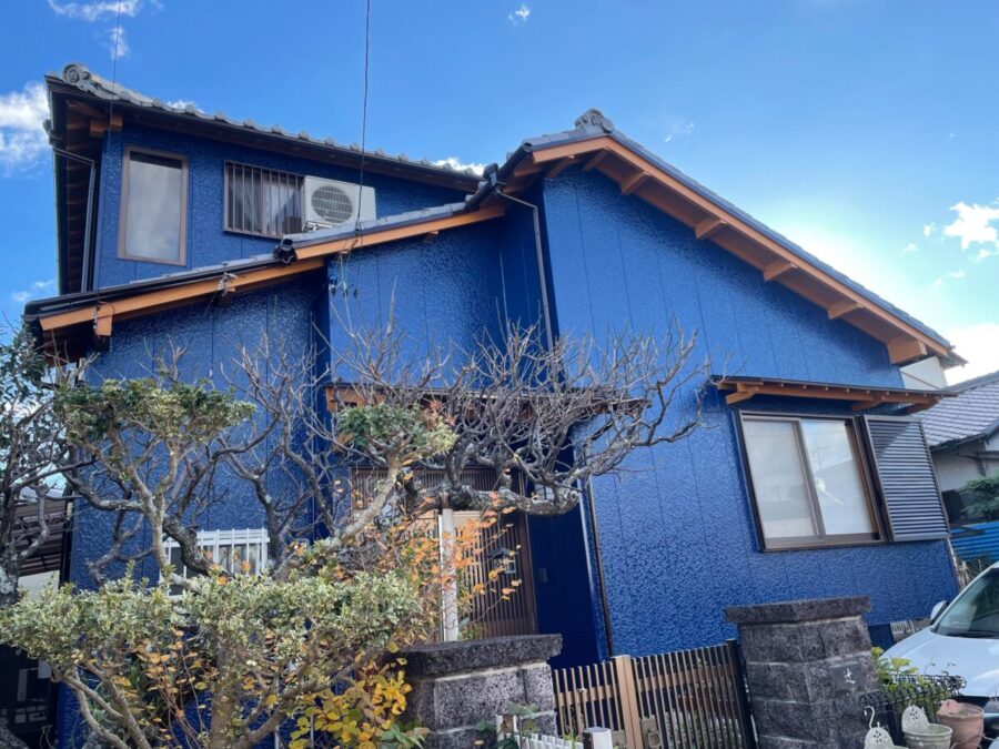 鮮やかなブルーの外観に刷新した外壁塗装／三重県松阪市／完成外観
