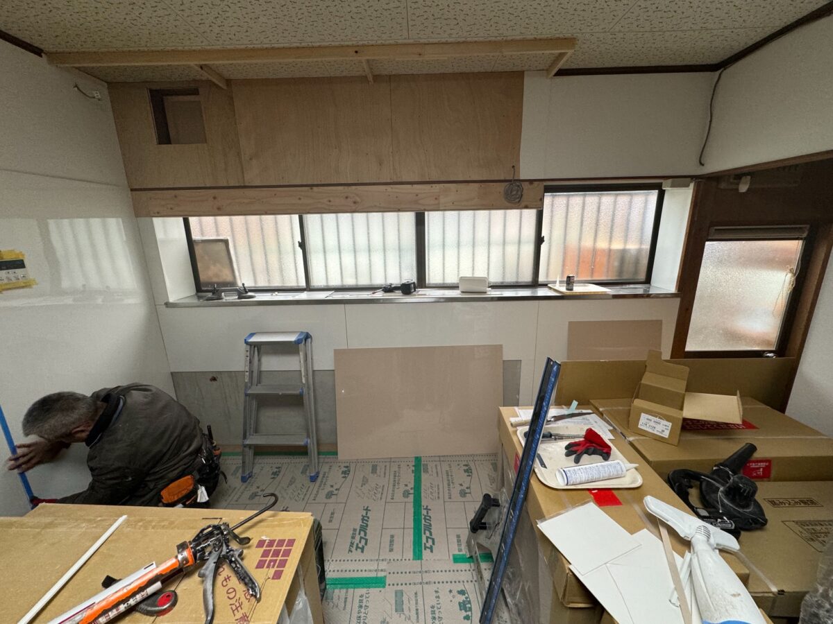 キッチン交換と床リフォームでLDKをリフレッシュ/松阪市/T様/施工中