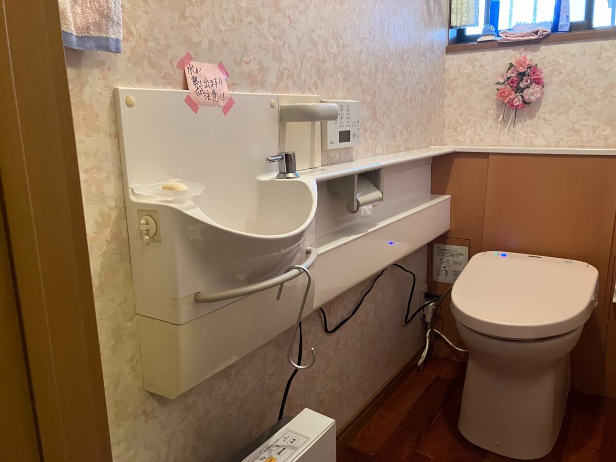 浴室・トイレの水廻りリフォームで寒い冬場も快適な空間へ／松阪市 ／M様邸／ビフォー／トイレ