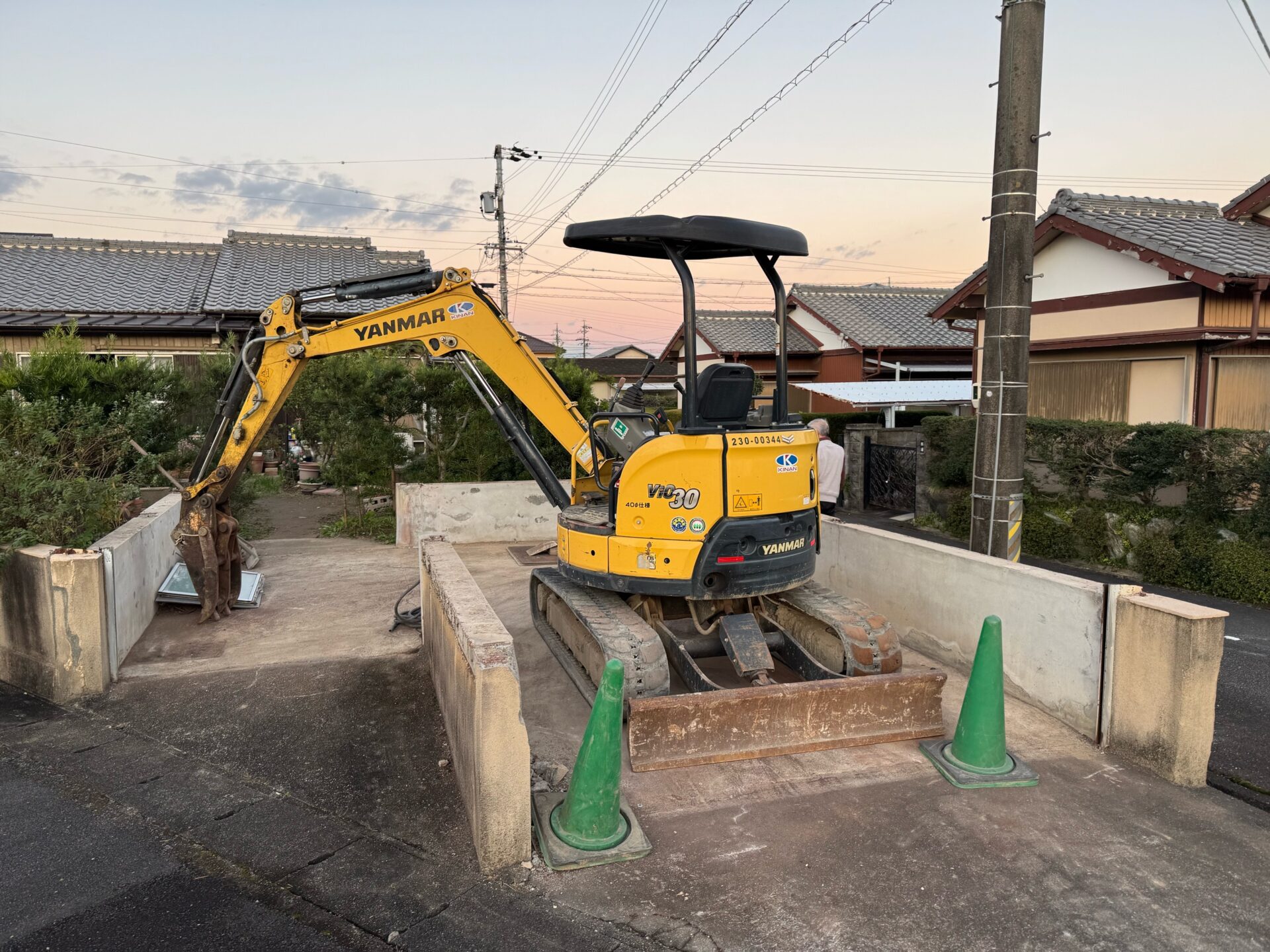 重たいブロック塀を解体して地震対策。倉庫を解体して駐車場に／松阪市／S様邸