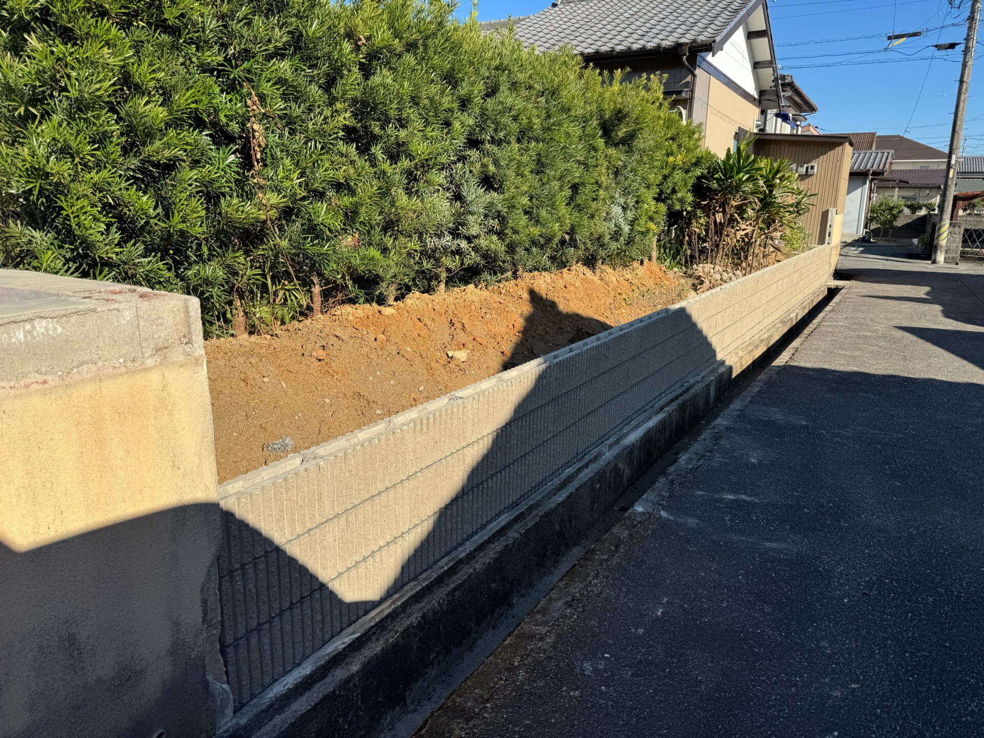 重たいブロック塀を解体して地震対策。倉庫を解体して駐車場に／松阪市／S様邸