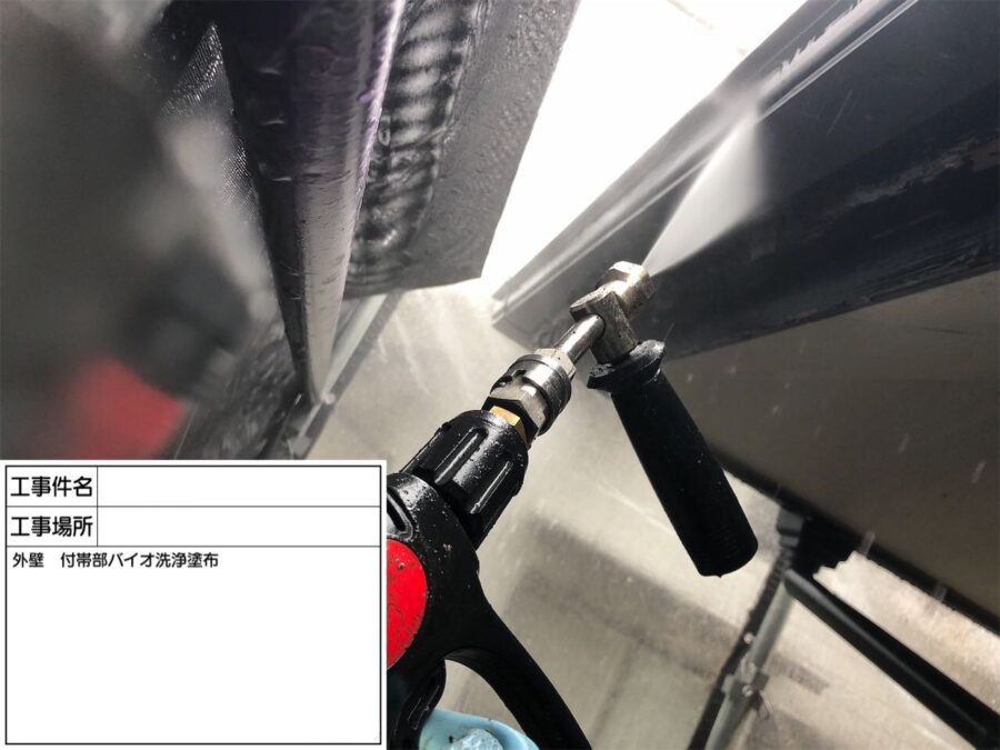 工期を抑える!軽量屋根材によるカバー工法と高耐久の外壁塗装で叶えた安心の外装リフォーム/松阪市/I様邸/施工中