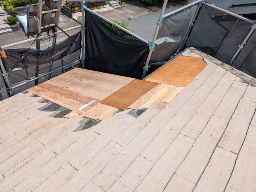 工期を抑える!軽量屋根材によるカバー工法と高耐久の外壁塗装で叶えた安心の外装リフォーム/松阪市/I様邸/施工前