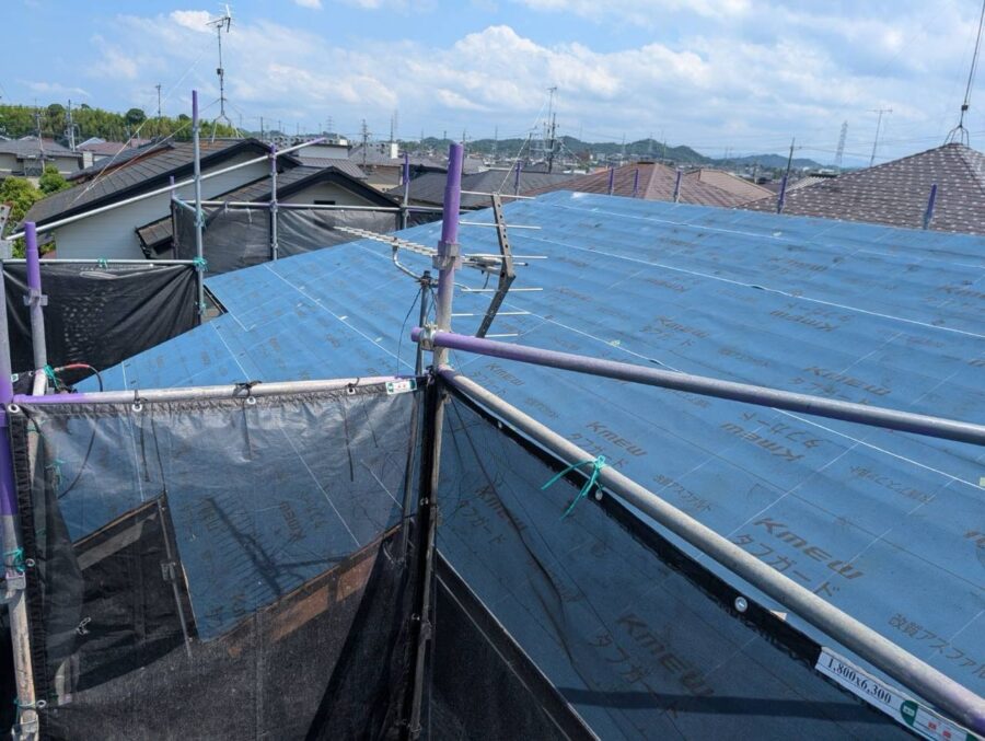 工期を抑える!軽量屋根材によるカバー工法と高耐久の外壁塗装で叶えた安心の外装リフォーム/松阪市/I様邸/施工中