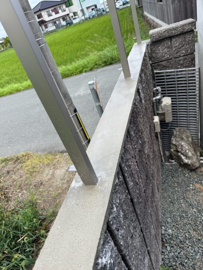 既存のブロック塀を活かしてコストを抑える！道路からの視線を遮る目隠しフェンスリフォーム／松阪市／H様邸／施工中