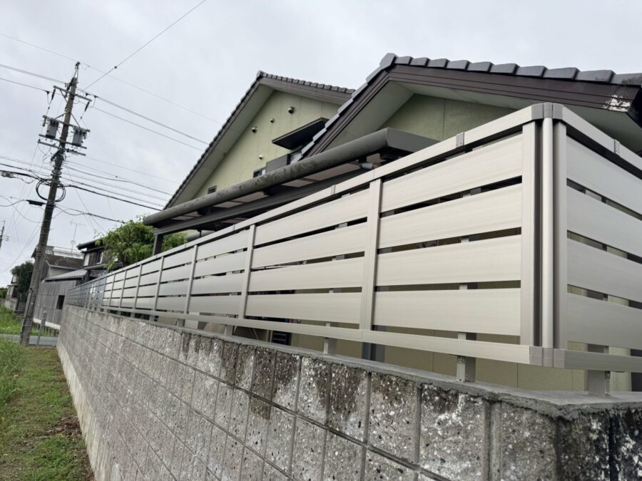 既存のブロック塀を活かしてコストを抑える！道路からの視線を遮る目隠しフェンスリフォーム／松阪市／H様邸／完工後