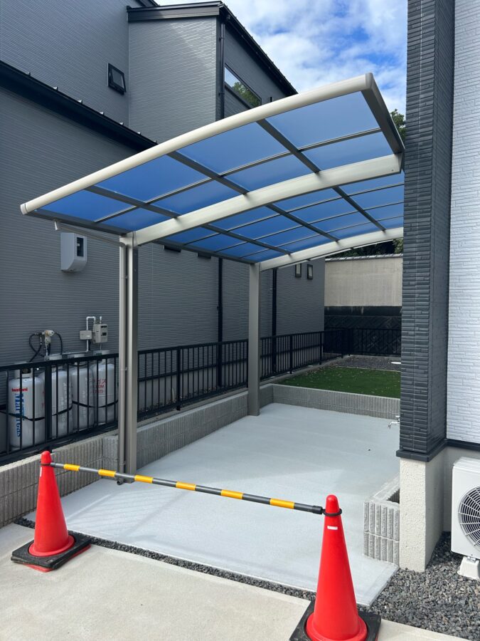 庭を活かして駐車のしやすさを最優先！細やかな配管移設で安全性を確保したカーポート増設リフォーム／松阪市駅部田町／N様邸／完工後
