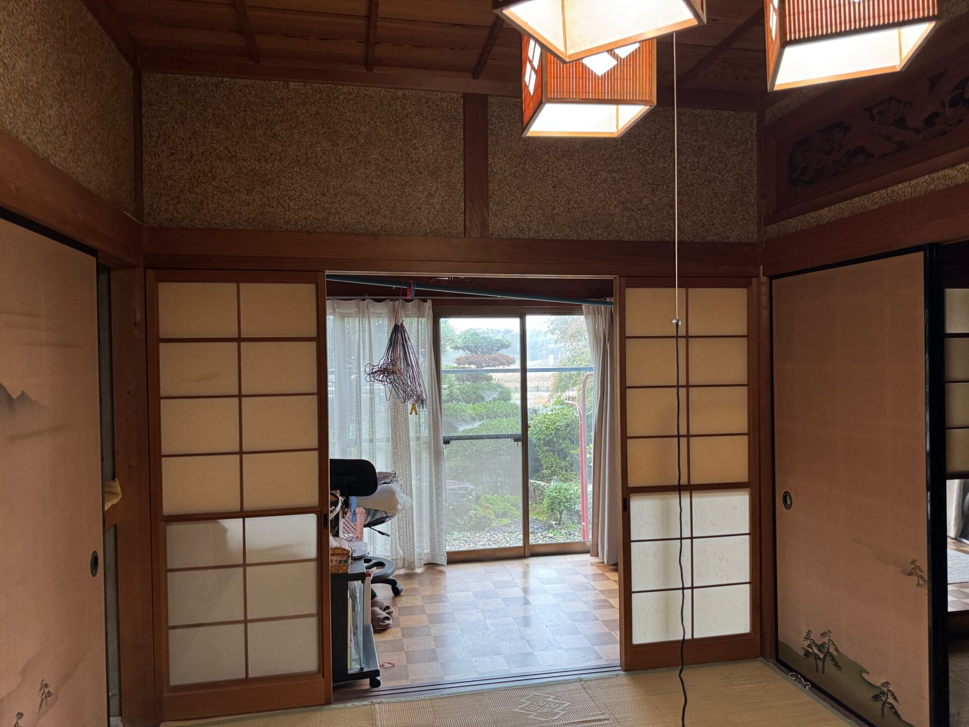 広縁と和室を隔てる障子付きの引き戸