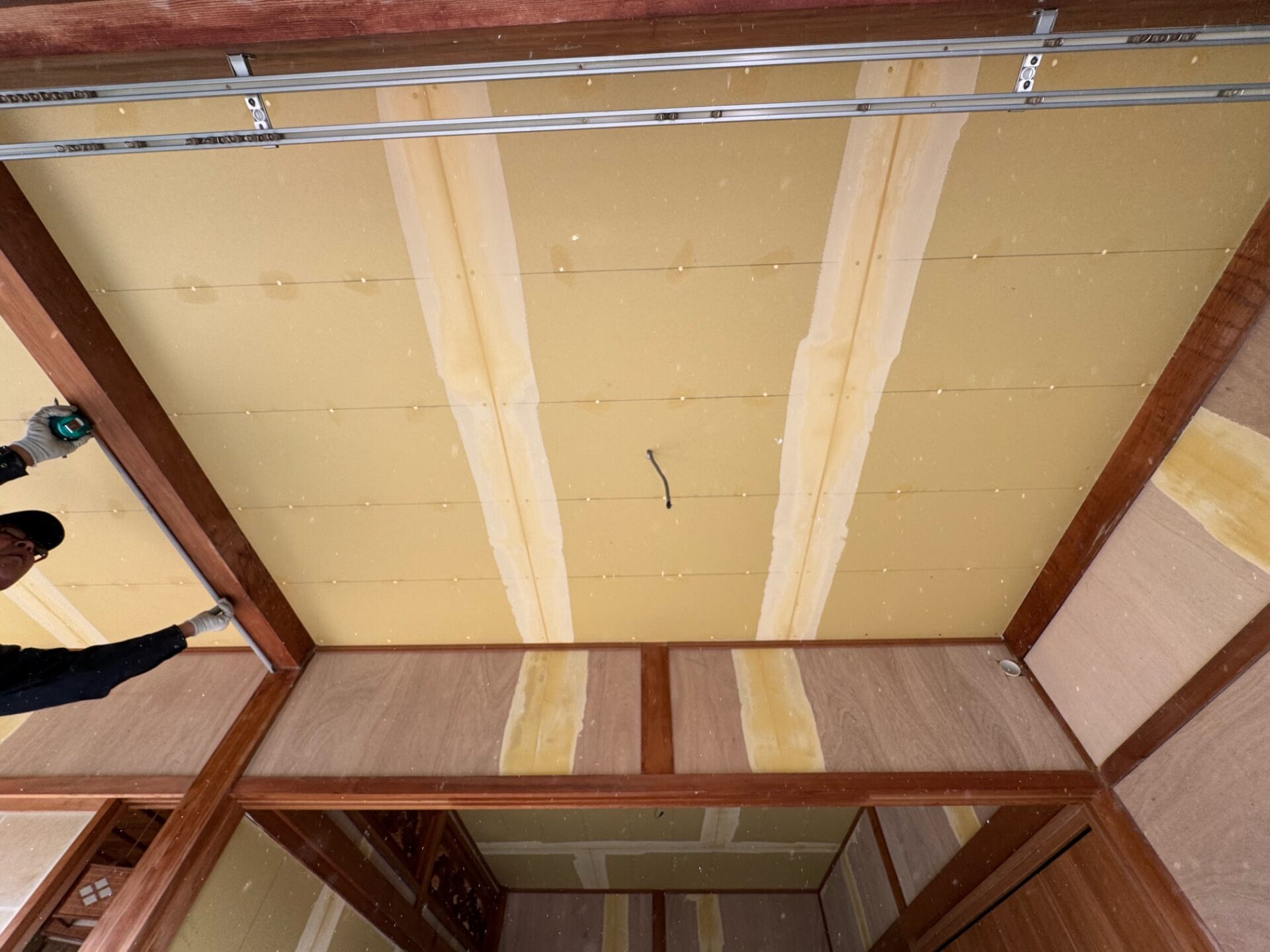 パテ処理（継ぎ目の調整）