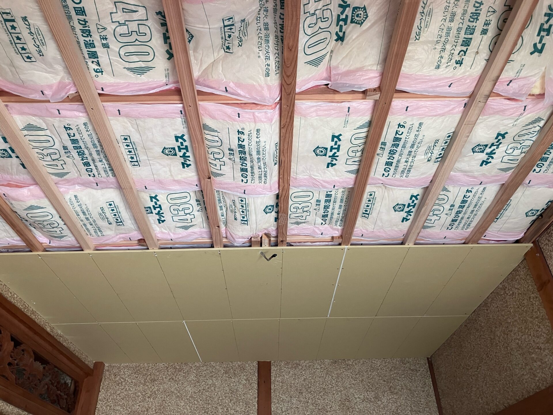 天井の下地を施工中