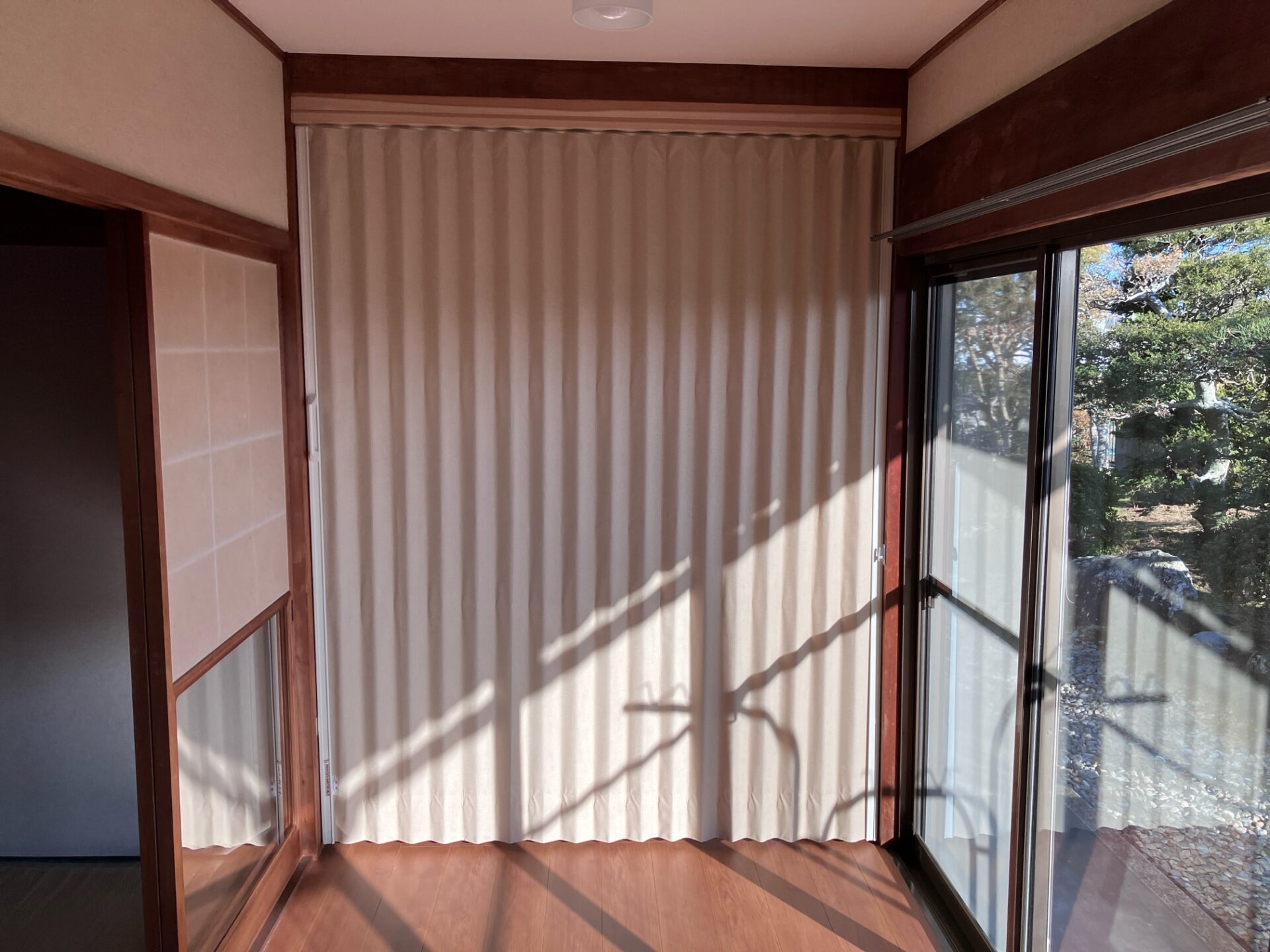 新設したアコーディオンカーテン