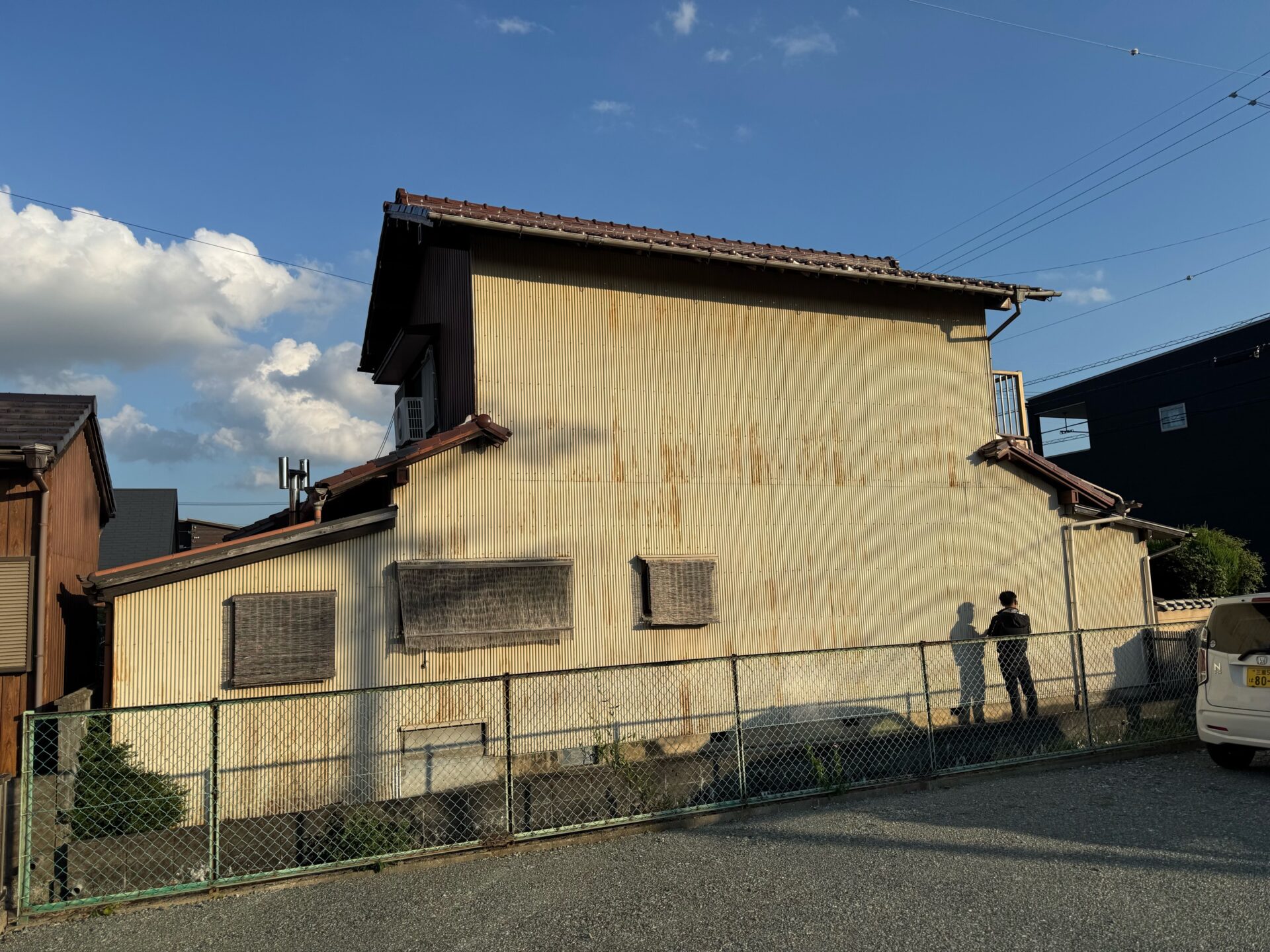 隣の建物がなくなり外壁も劣化が露わに！