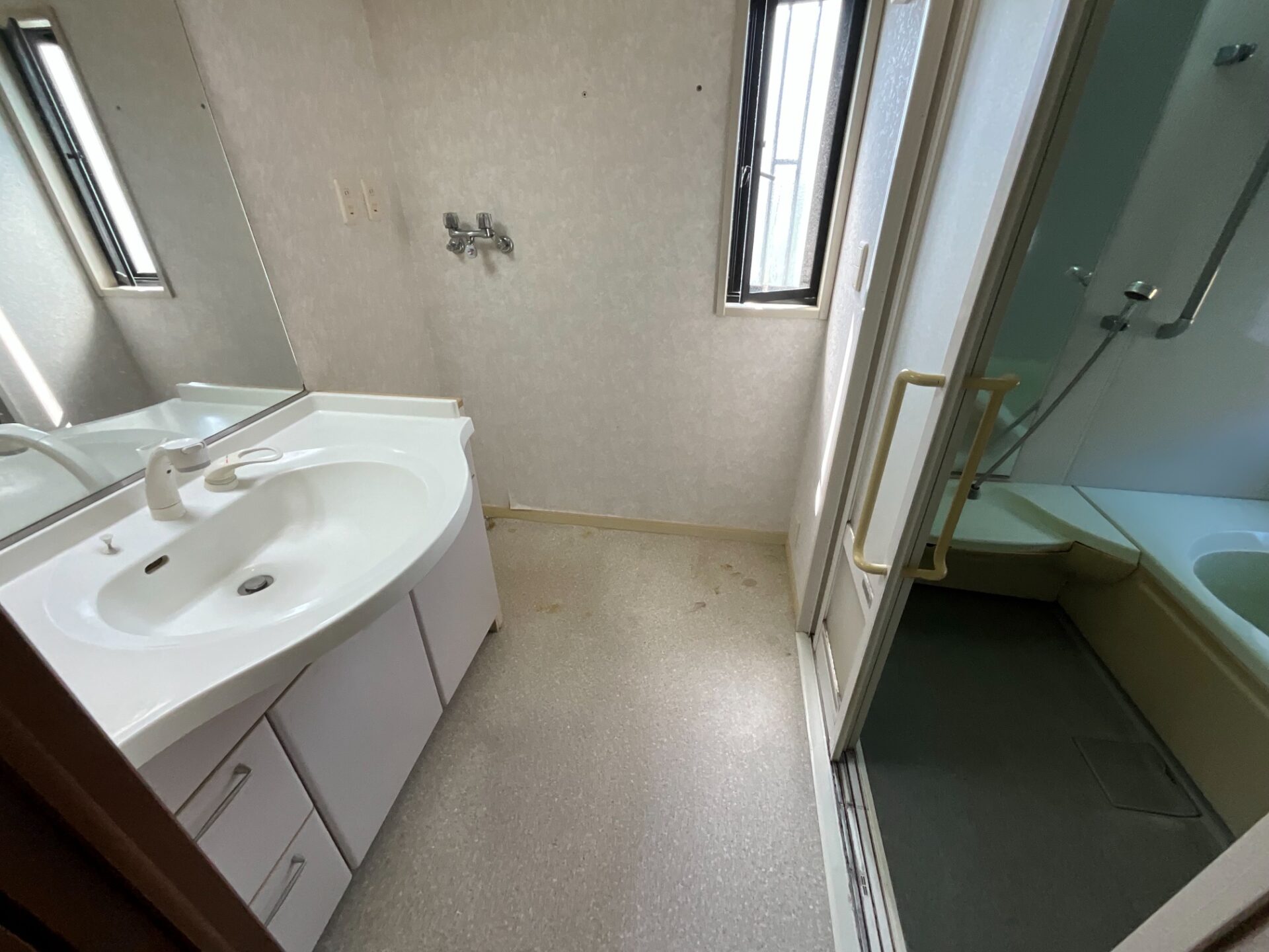 施工前の洗面室