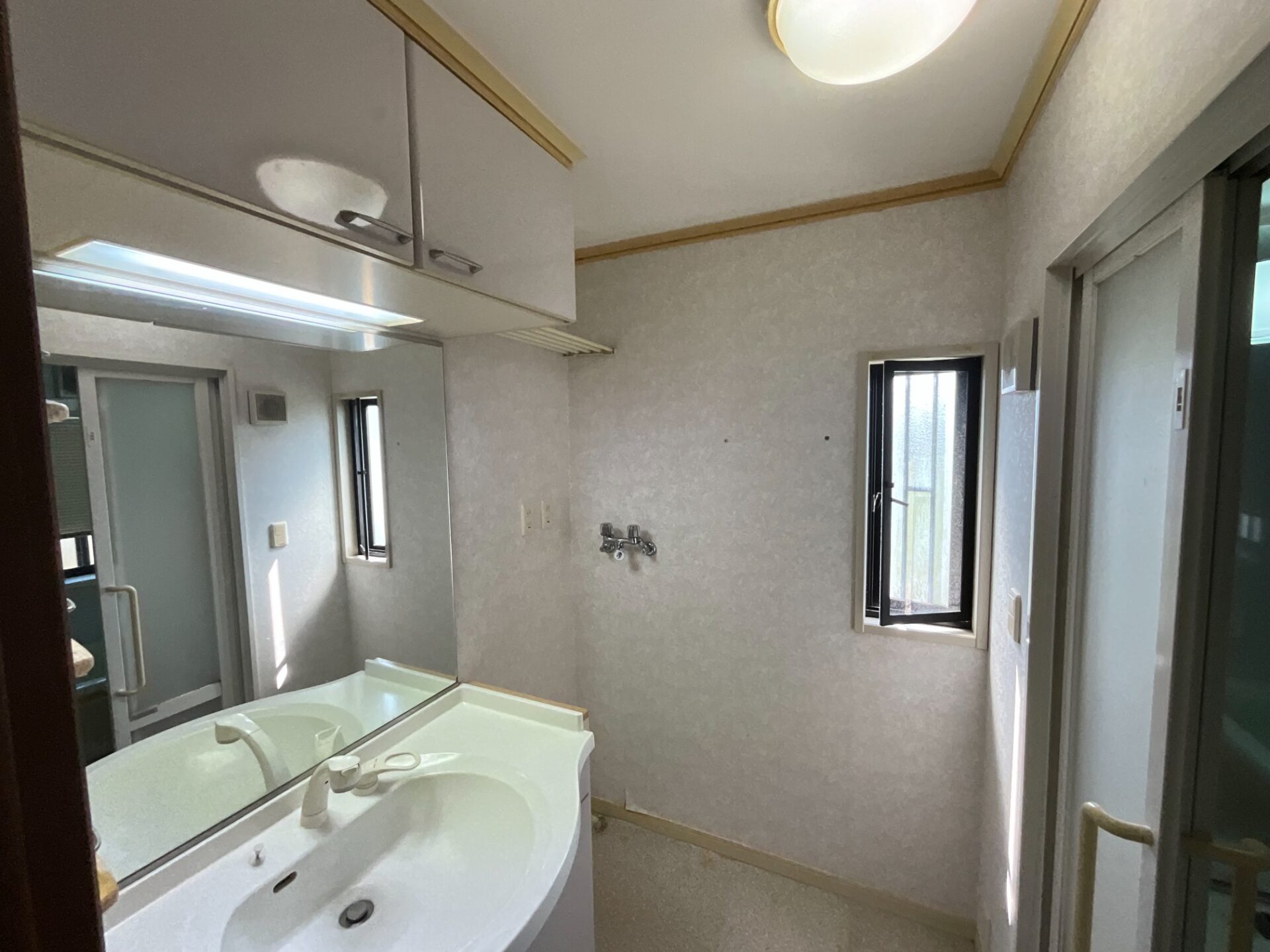 施工前の洗面室