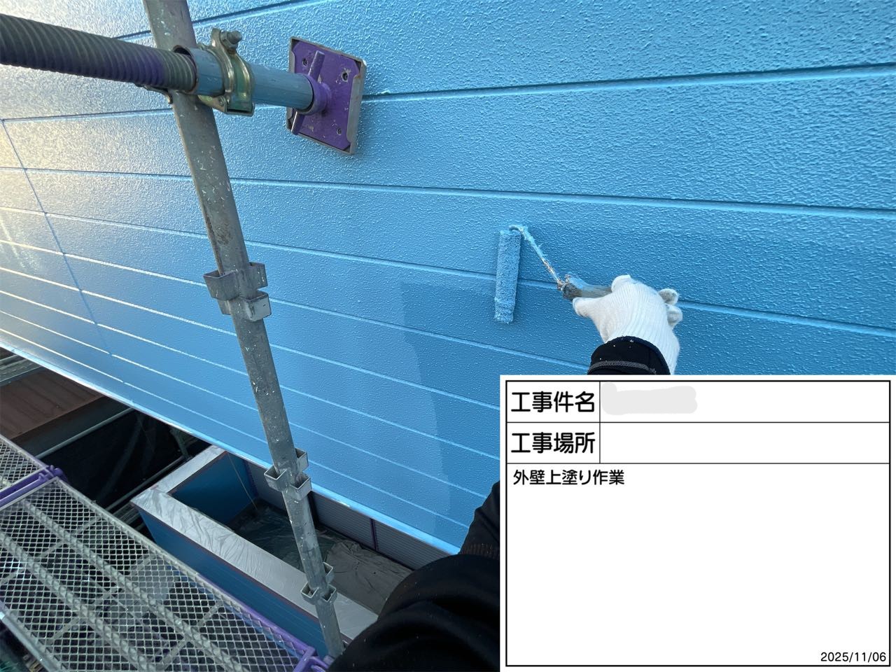 外壁の上塗り作業