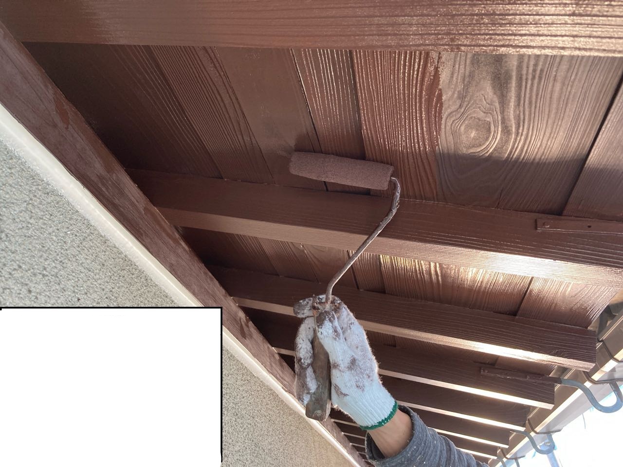 軒天の上塗り作業