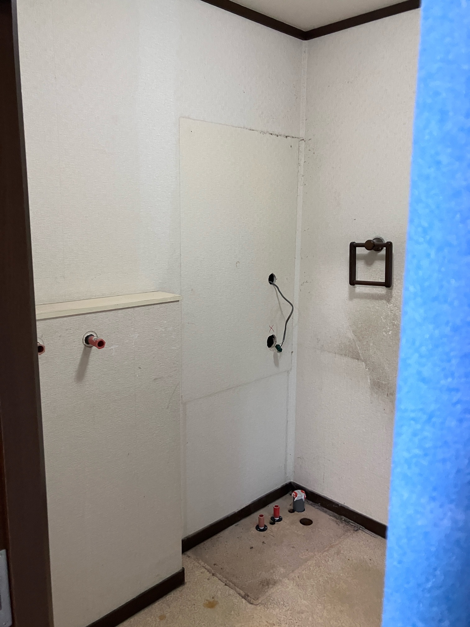 施工中の洗面所