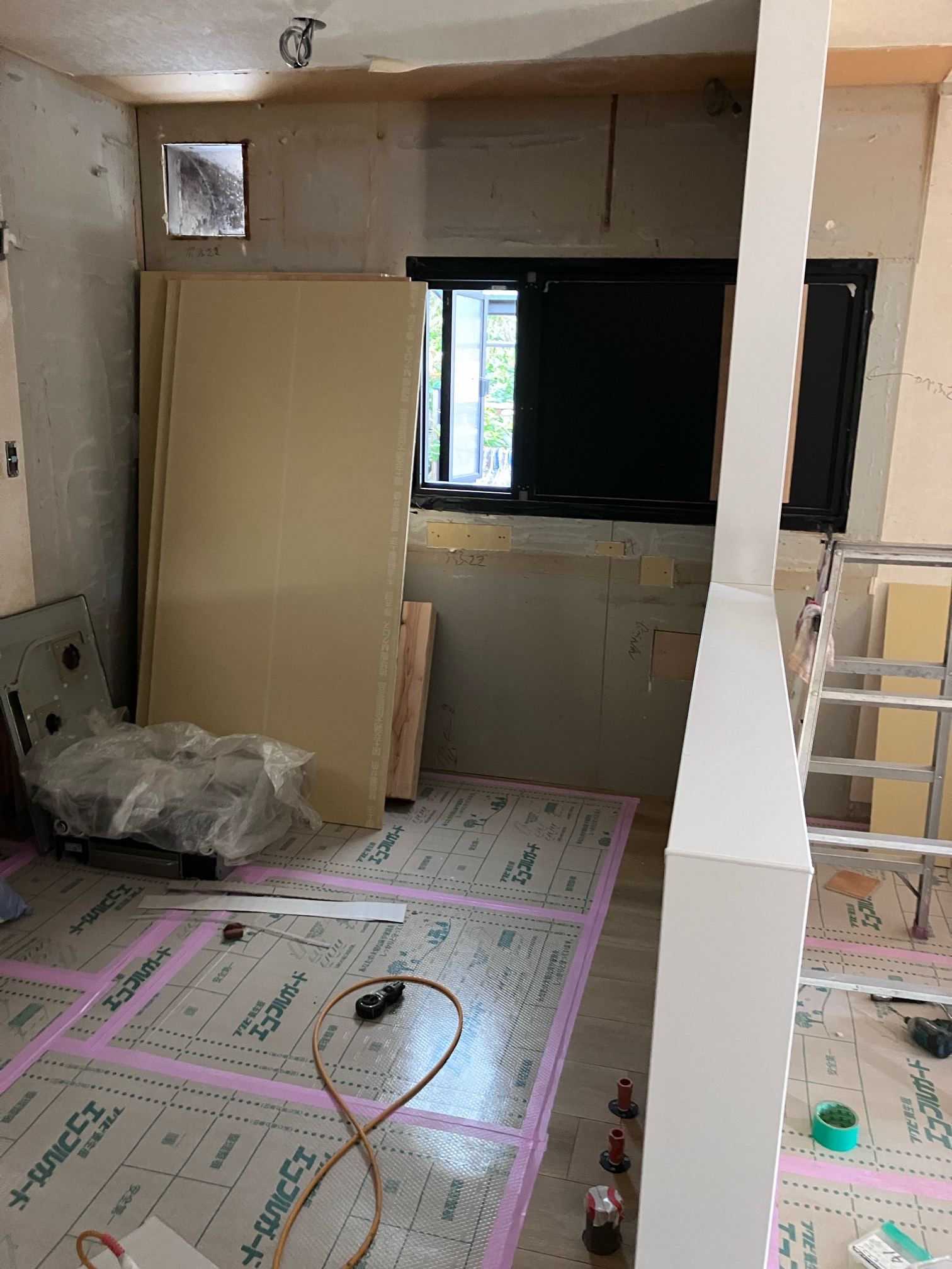 施工中のキッチン