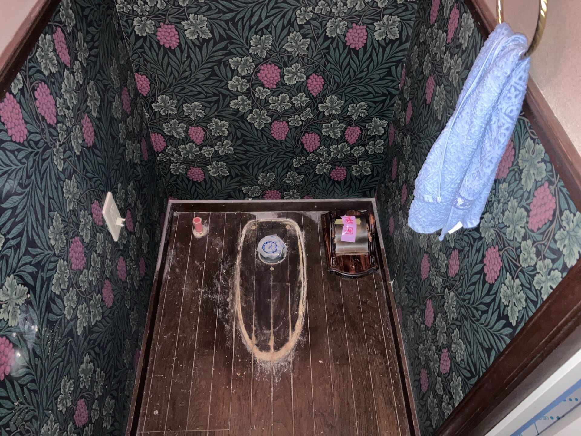 本体を撤去したトイレ空間