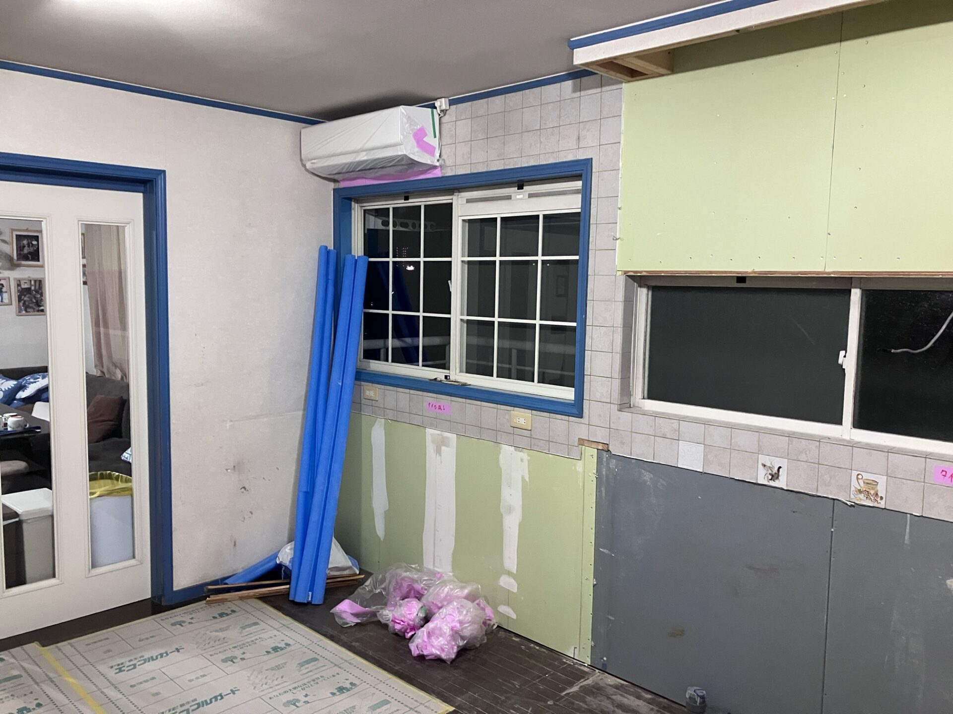 キッチンを解体し内装工事をしている途中