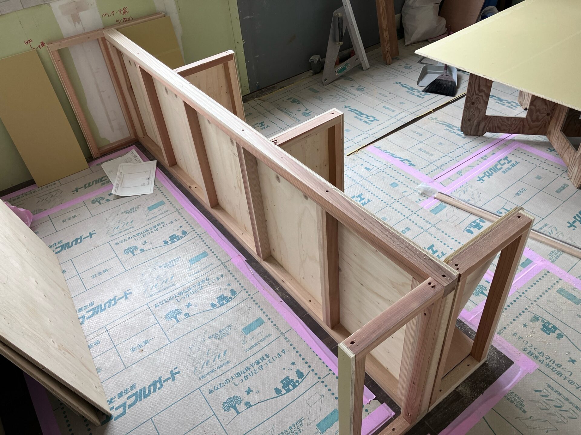 大工による造作カウンターを制作中