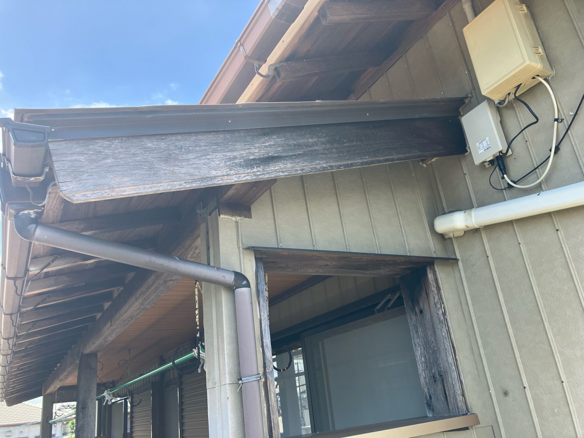 劣化が見られる破風や付帯部分