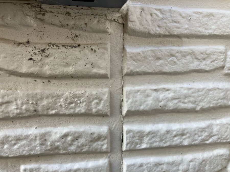 ひび割れや硬化が見られる目地