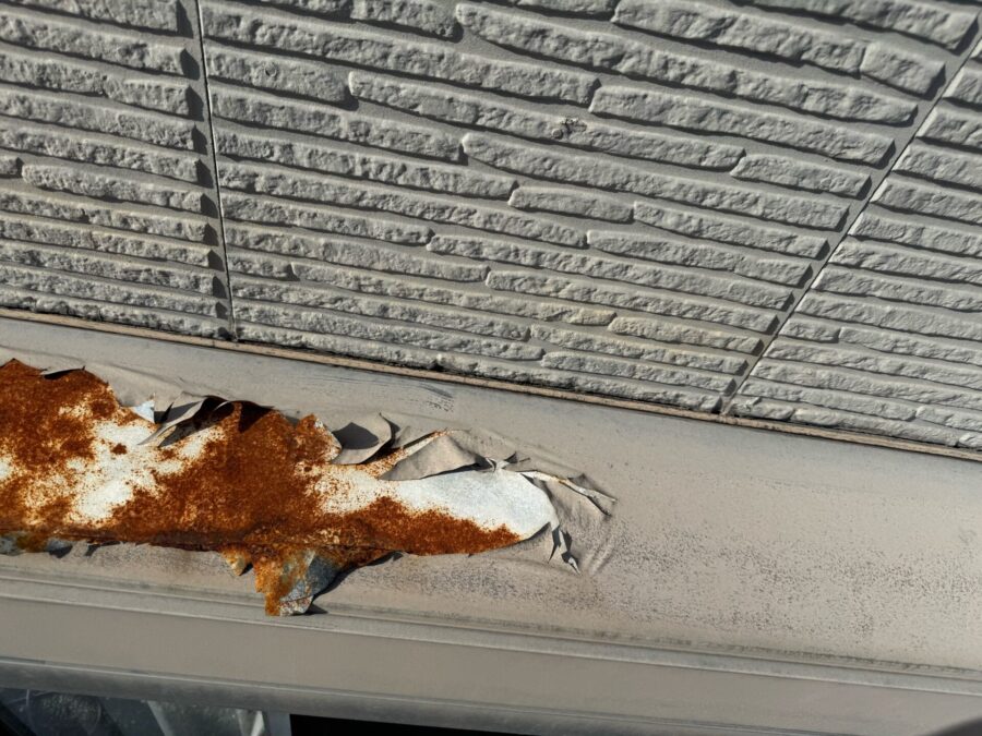 掃き出し窓上部の金属製の庇