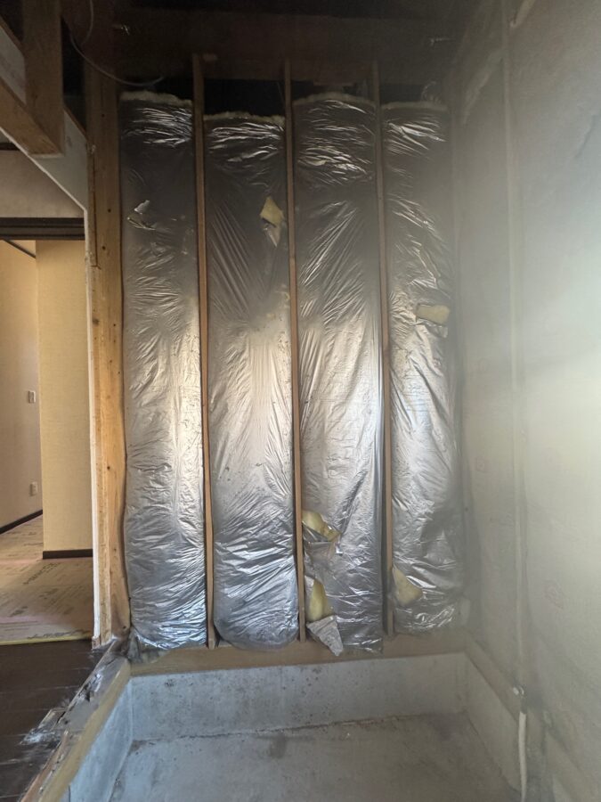 壁面の断熱材をチェック