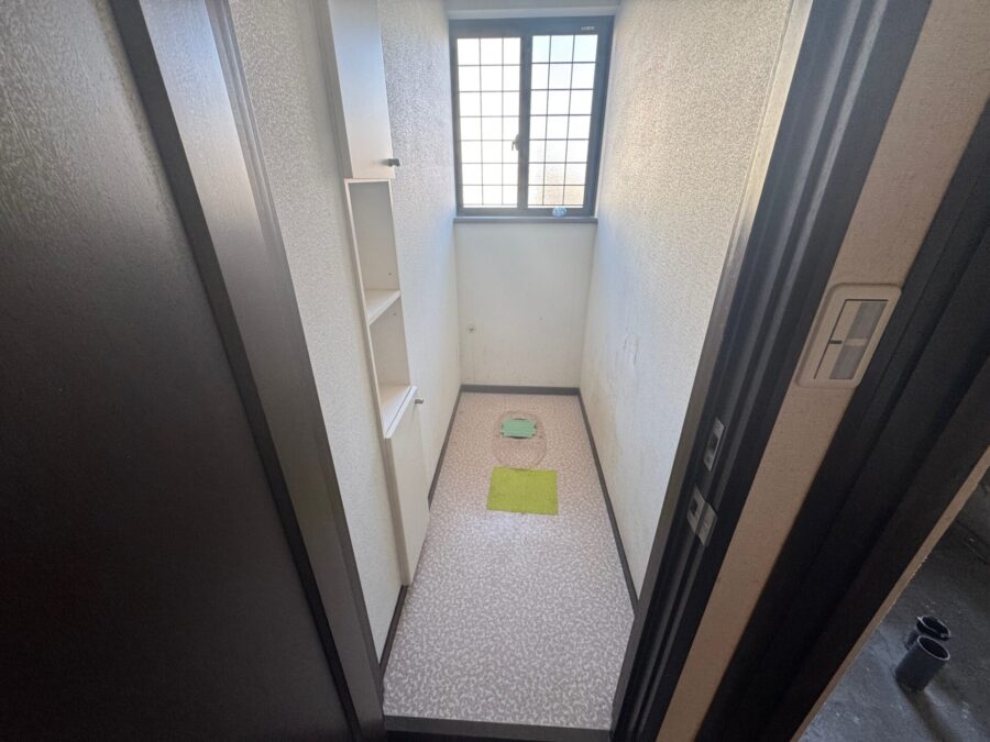 既存トイレを撤去して内装リフォームを実施