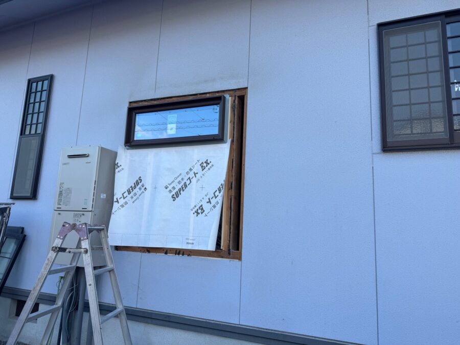 外壁の補修を含む窓リフォーム