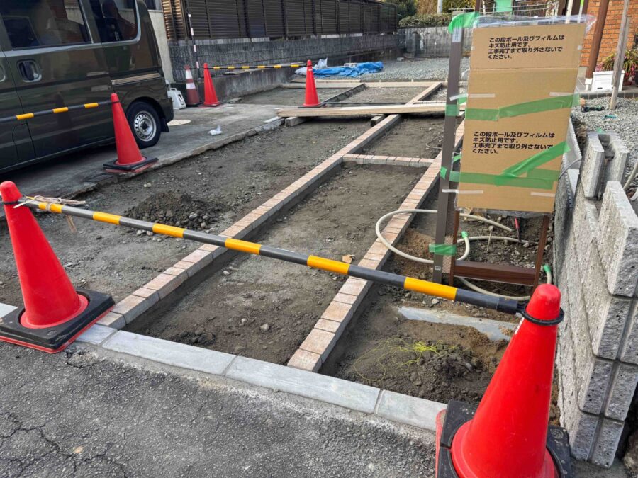 コンクリート打設前に路盤を整えている様子