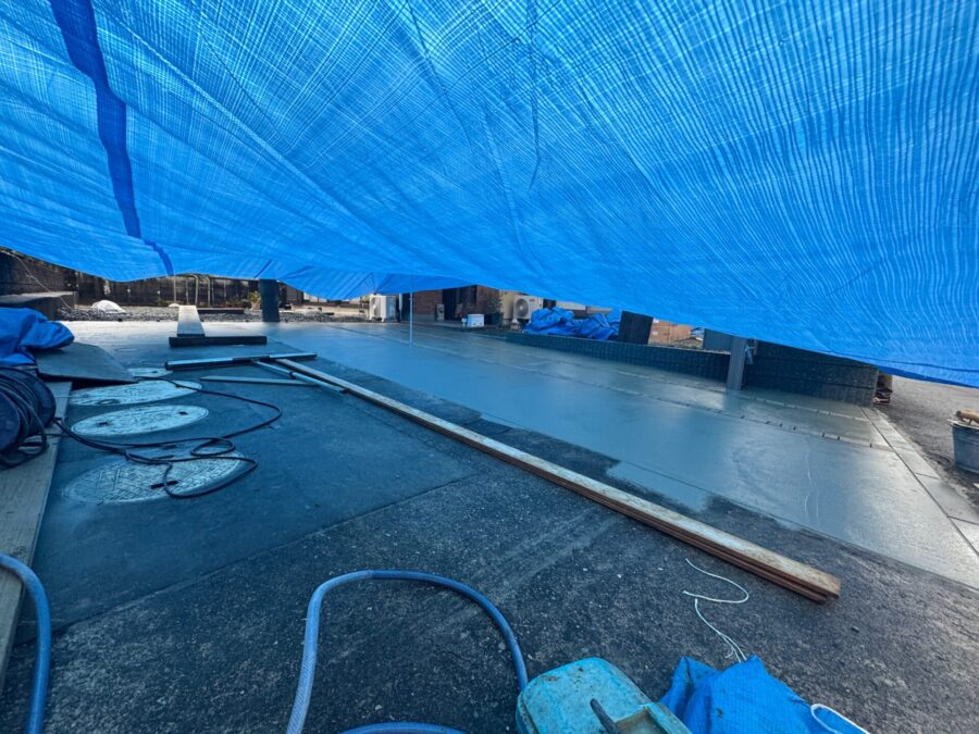 養生しながら丁寧に作業