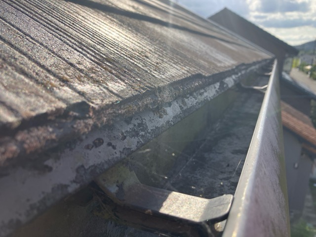 表面の塗膜が劣化した屋根の一部