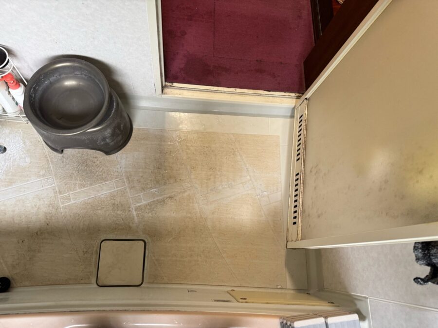 汚れが落ちにくくなった浴室床