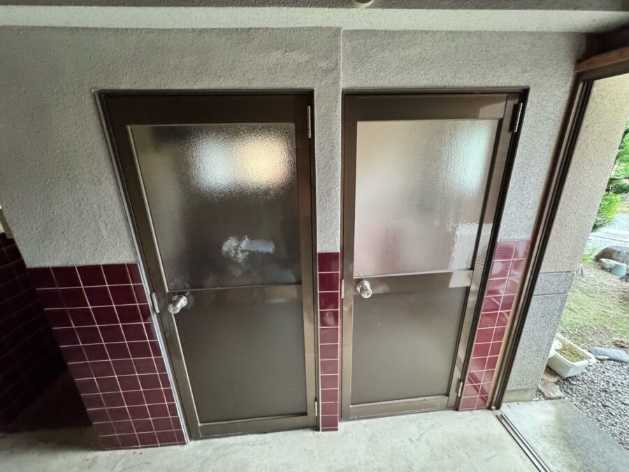 2部屋ある外部トイレの入口