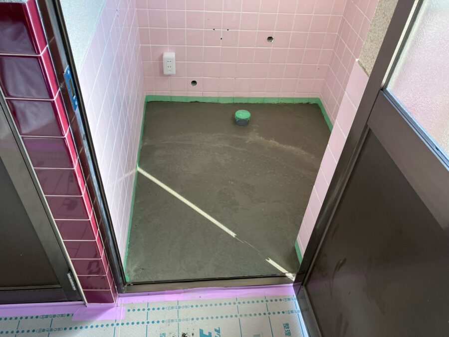 外部トイレを撤去し土間を調整