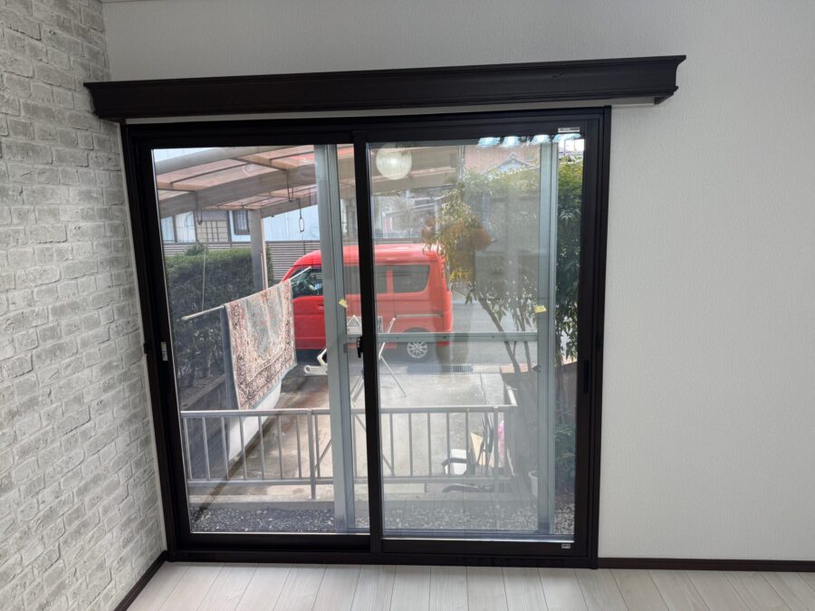 内窓を設置したリビングの掃き出し窓