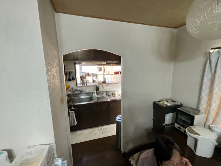 キッチンをリビングをつなぐ壁