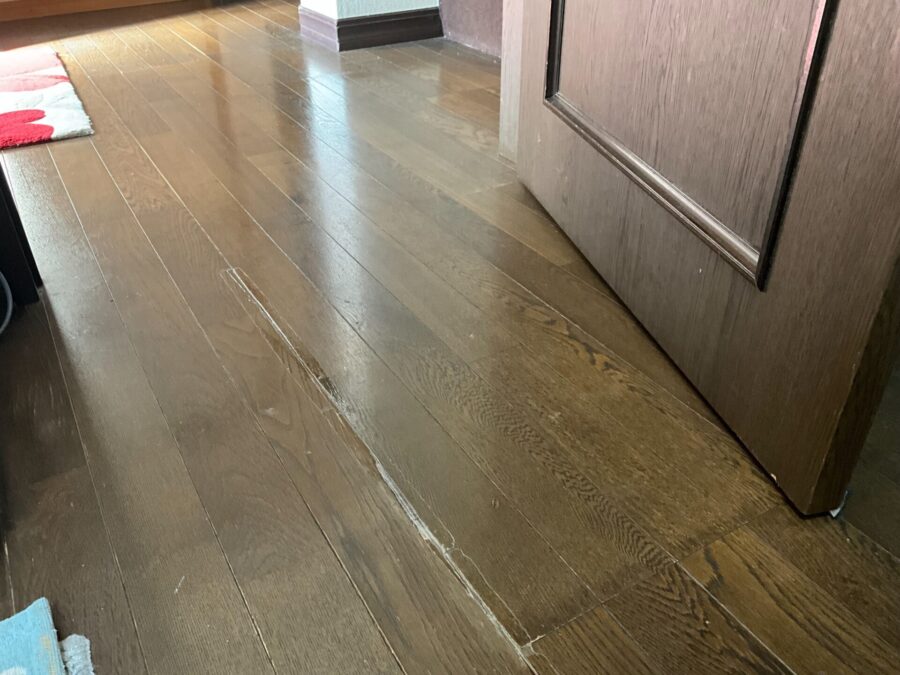 部分的な傷みが激しいリフォーム前のフローリング