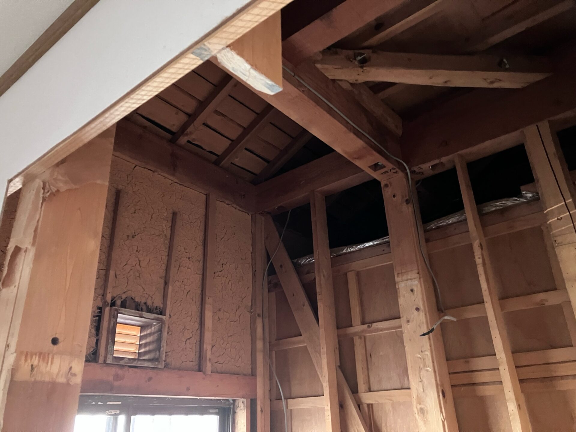 浴室の壁や天井を解体している様子