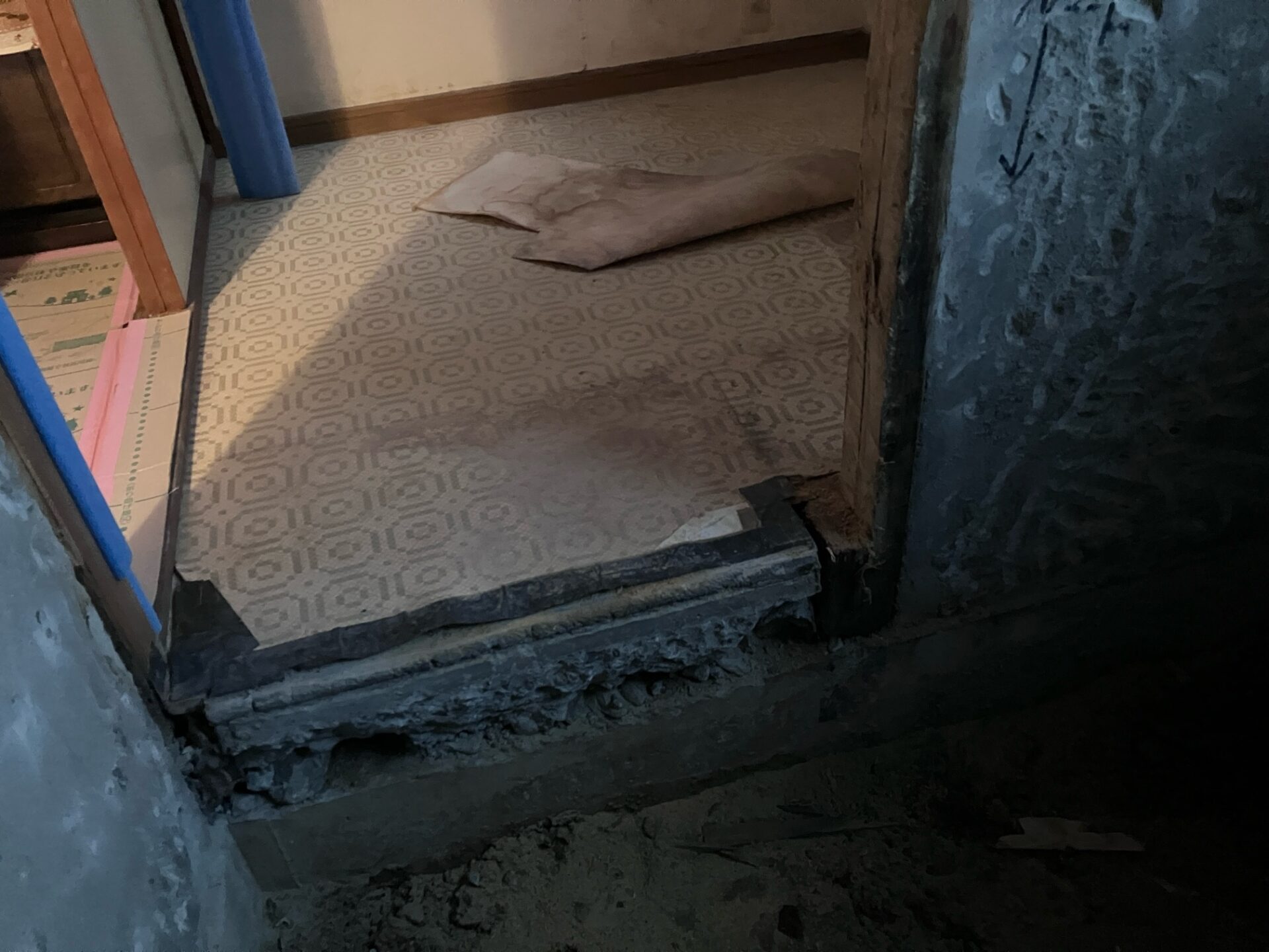 浴室入口の段差を解消するための工事