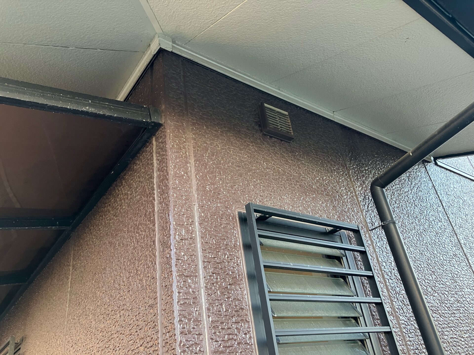 外から見たリフォーム前の浴室窓