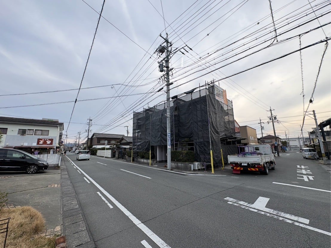 飛散防止用の採光メッシュシートで養生した足場仮設後の様子。安全に作業を進める準備が整いました。