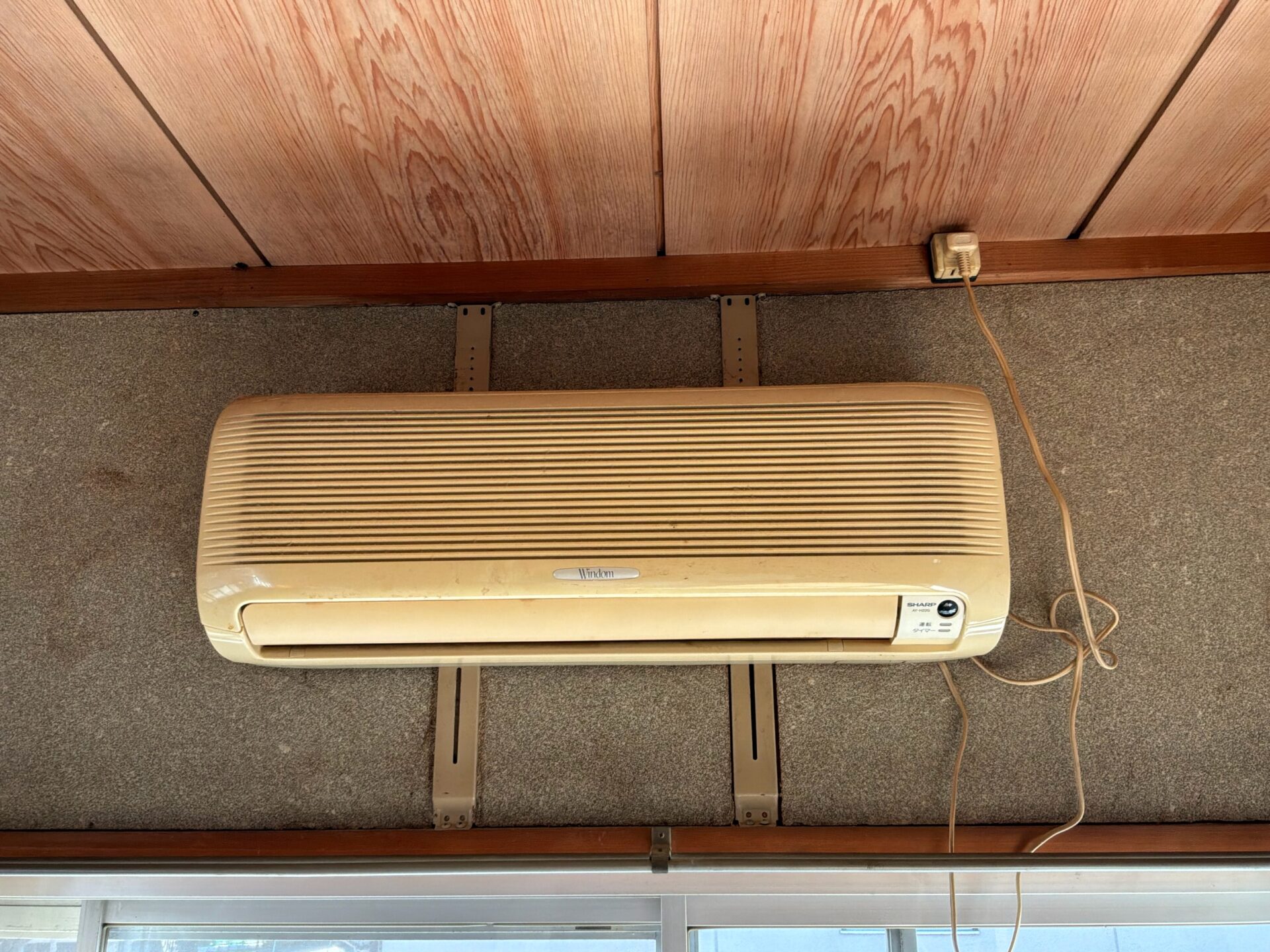 撤去するエアコン